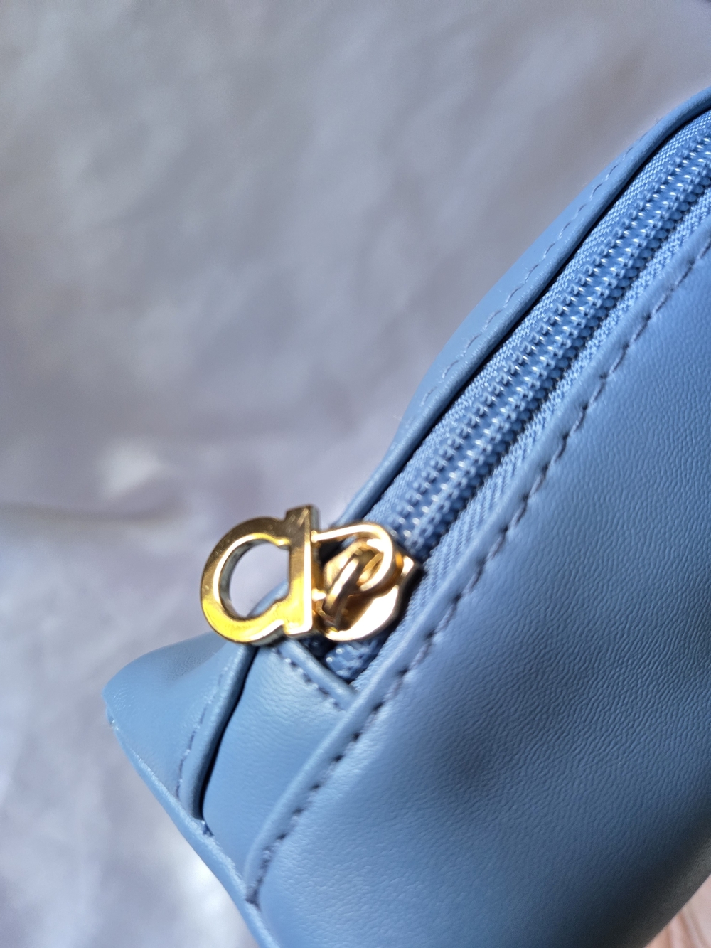 Salvatore Ferragamo Parfumes Cosmetic Pouch with Gold Plaque EUC - Picture 10 of 14